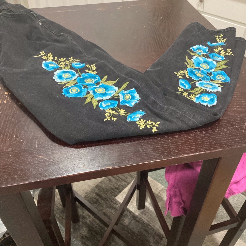 Black flowered embroidered denim jeans size 6